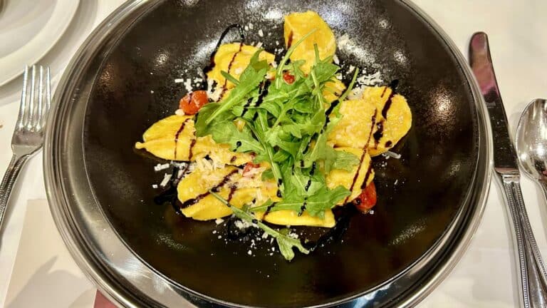 Gefüllte Ravioli mit geschwenkten Kirschtomaten, Rucola und Parmesanspänen (als vegetarische Alternative)